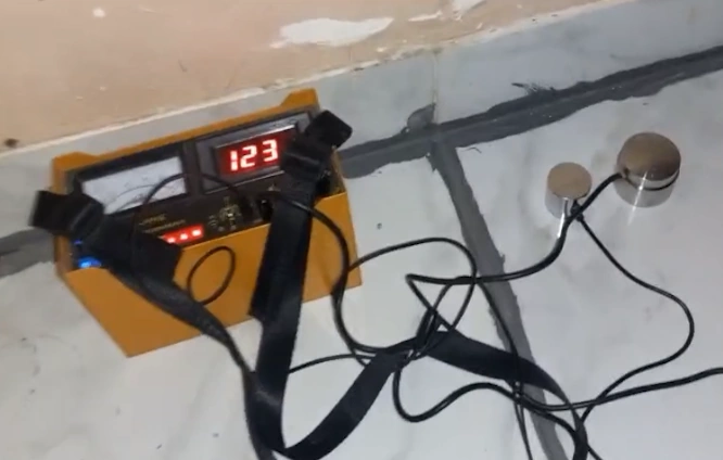 Alat detektor pipa bocor akustik dengan sensor di atas lantai