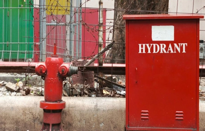 Pilar dan box hydrant gedung yang diperiksa kebocorannya